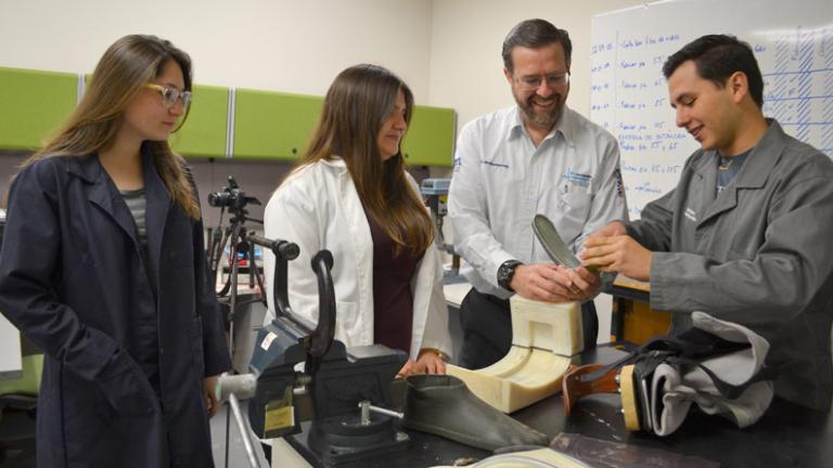 Se reconoce a profesor Joel Huegel por su trascendencia académica, de investigación y emprendimiento.
